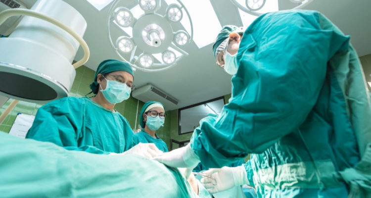 Para evitar muertes y malas praxis agrupación de cirujanos plásticos llama a regular la profesión