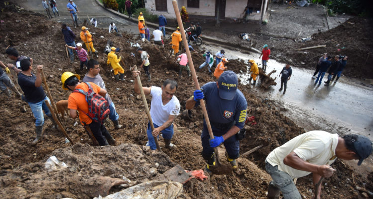 Al menos 12 muertos y 10 desaparecidos deja deslizamiento de tierra en Colombia
