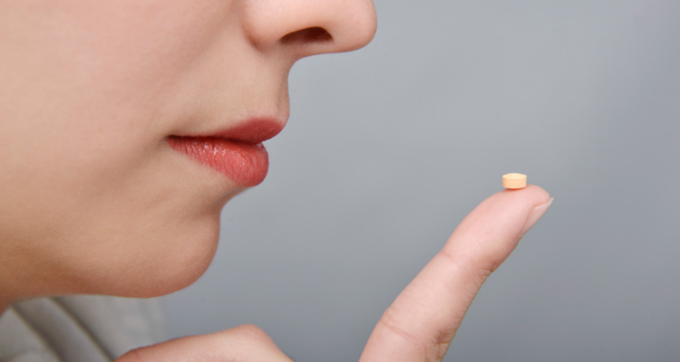 Mujer tomando anticonceptivo