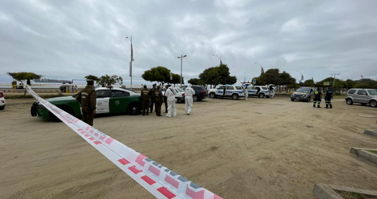 Encuentran a mujer muerta en un vehículo en Viña del Mar.