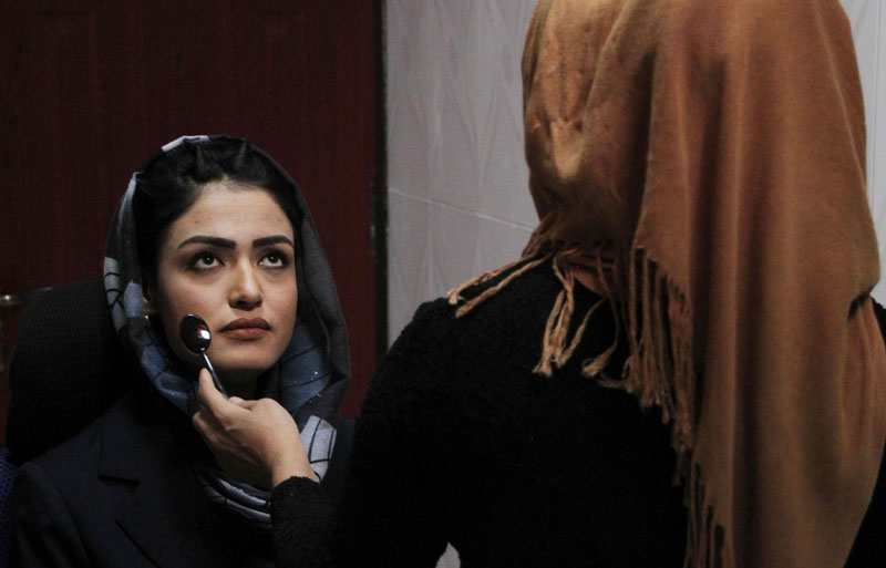Talibanes prohíben a mujeres en TV