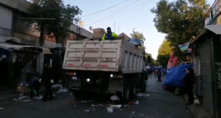 Municipalidad de Santiago y Carabineros retiran toldos de ambulantes en una parte del barrio Meiggs