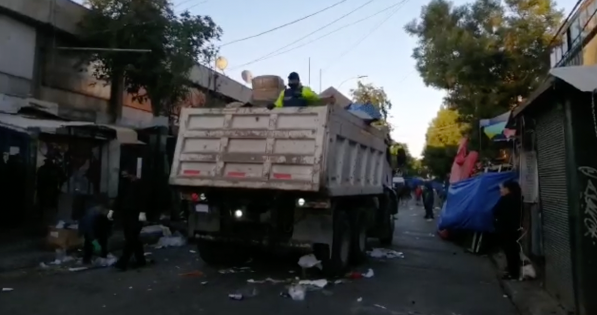 Municipalidad de Santiago y Carabineros retiran toldos de ambulantes en una parte del barrio Meiggs