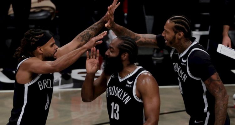 Los Nets celebran ante Magic en la NBA.
