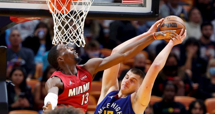 Nikola Jokic ante el Heat.
