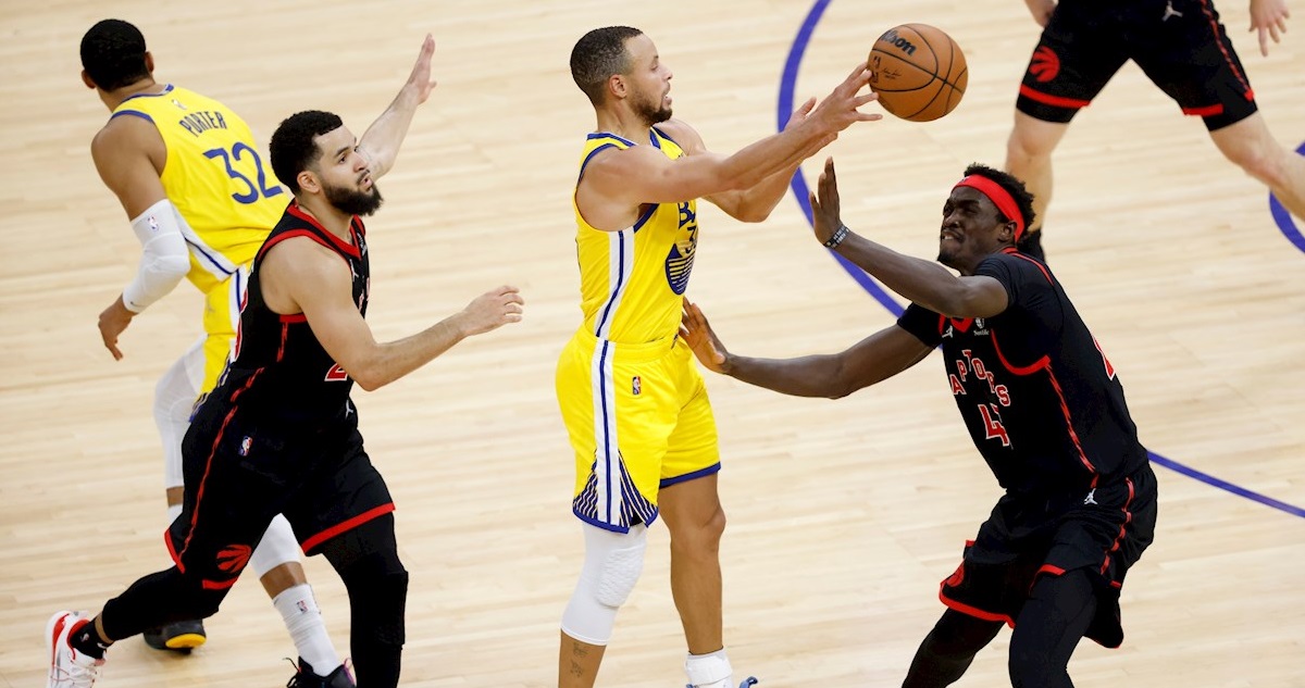 Warriors vencieron a los Raptors en la NBA.