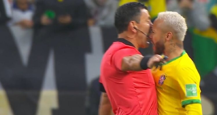 Neymar encarando a Roberto Tobar.