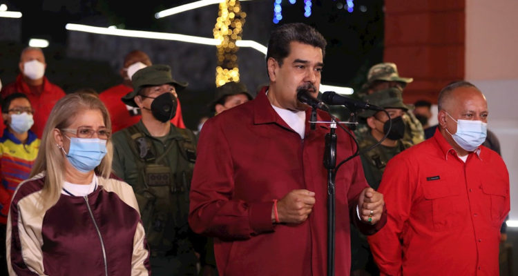 Nicolás Maduro hablando ante la prensa.