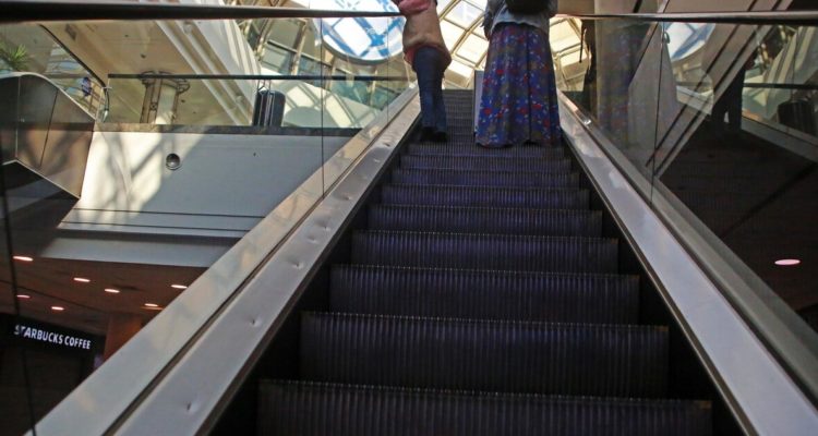 Escalera mecánica mall menor de edad