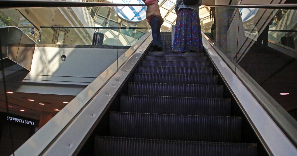 Escalera mecánica mall menor de edad