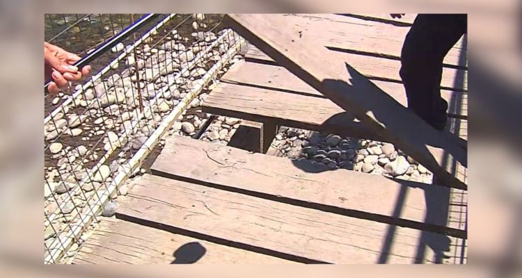 Niña cae de pasarela y fallece por tabla rota en Linares