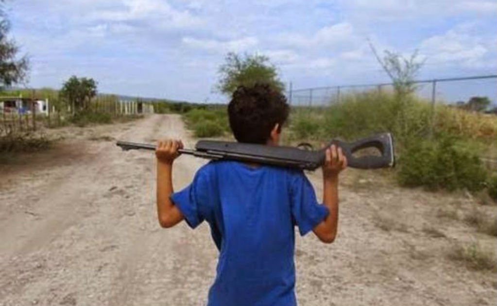 Halcones, mulas y sicarios: la cruda vida de los niños narcos reclutados por el crimen organizado