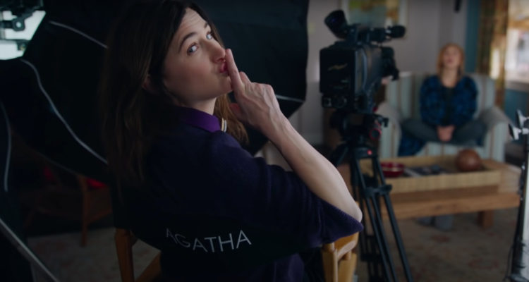 En la imagen, Agatha Harkness aparece con un dedo en su boca en señal de silencio, mientras graba la serie Wandavision.