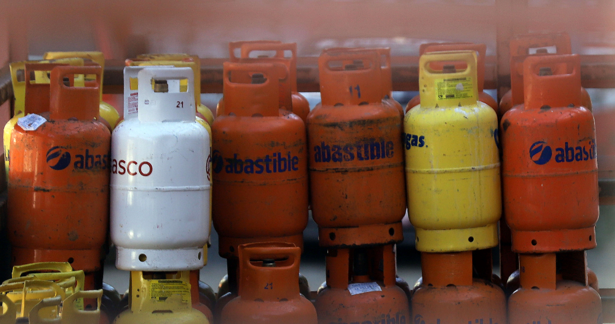 Nueva caída del gas reportan disminución de $2 por litro y un alza en las bencinas