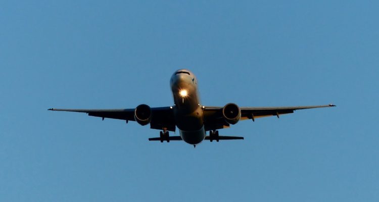 Avión se alista a aterrizar