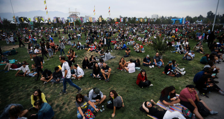 Una multitud sentada en las inmediaciones del Parque O’Higgins durante el festival Lollapalooza
