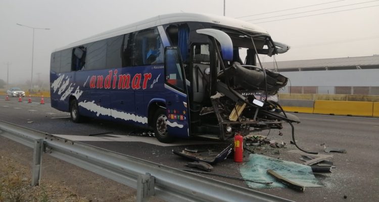 Ocho heridos dejó accidente entre bus con trabajadores del Monticello y un camión en la Ruta 5 Sur