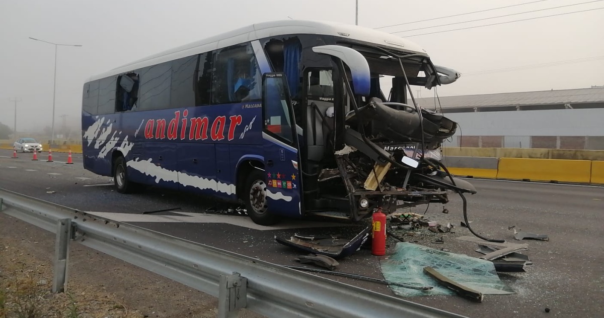 Ocho heridos dejó accidente entre bus con trabajadores del Monticello y un camión en la Ruta 5 Sur
