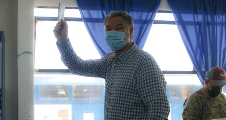 “Voy a llegar a la casa a convencer a mi señora”: Ossandón bromeó con sus opciones tras sufragar