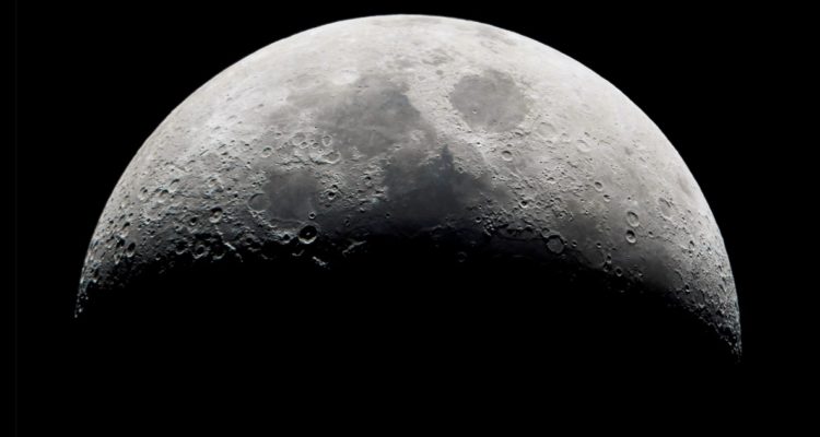 Vista de la superficie de la Luna observada por un telescopio en Salgotarjan.
