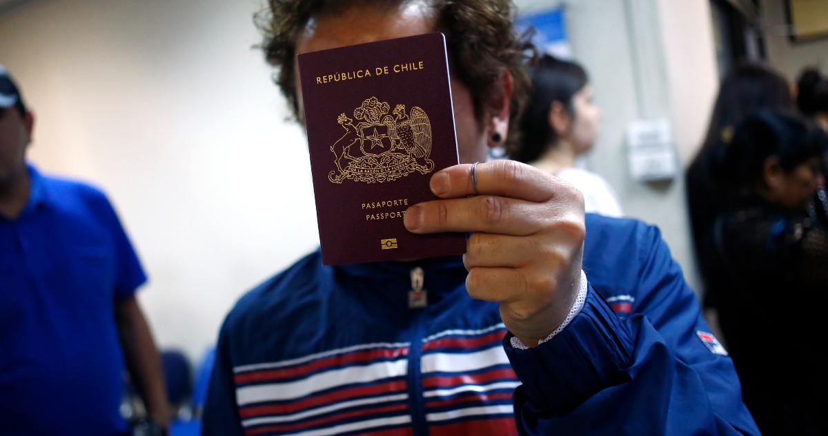 Agencia Uno | Contexto: Una persona muestra su Pasaporte entregado en la Oficina del Registro Civil ubicada en Huérfanos.