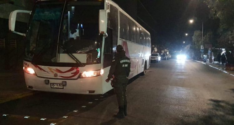 PCR falsificados: detienen a 26 personas que viajaban en un bus en Tocopilla