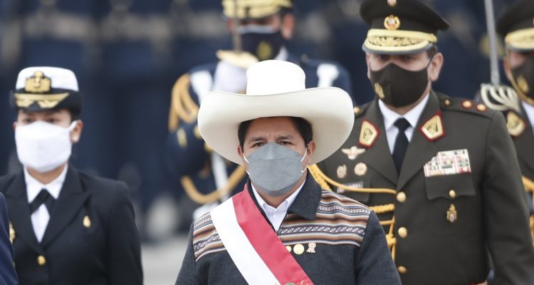 Pedro Castillo durante un desfile militar.
