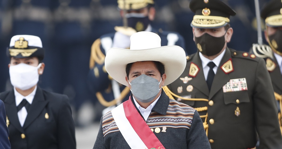 Pedro Castillo durante un desfile militar.