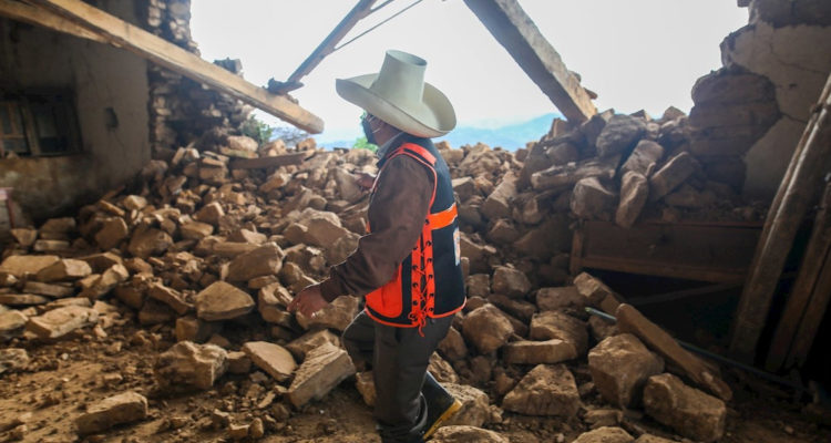 El presidente peruano, Pedro Castillo, visitando ruinas dejadas por el terremoto en el norte del Perú.