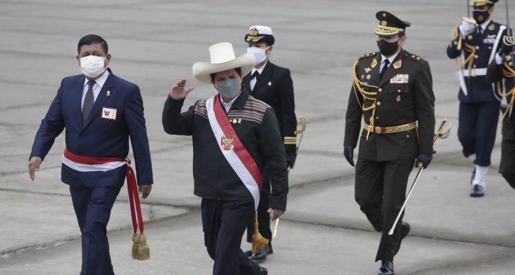 El presidente Pedro Castillo y el ministro de Defensa Walter Ayala en un desfile militar.