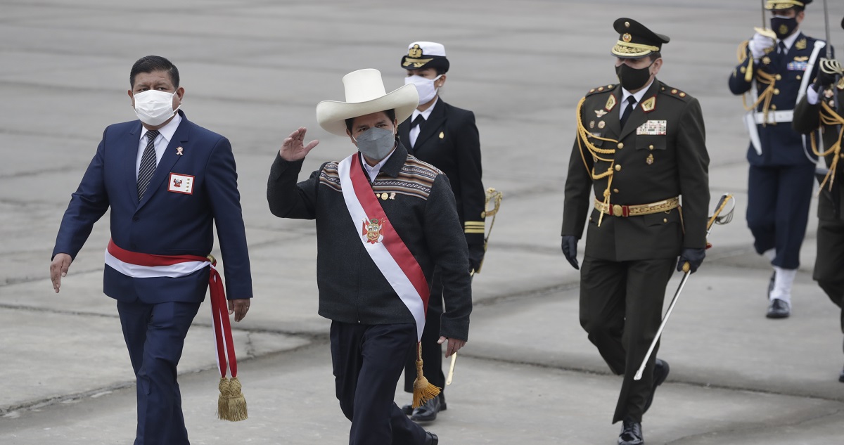 El presidente Pedro Castillo y el ministro de Defensa Walter Ayala en un desfile militar.
