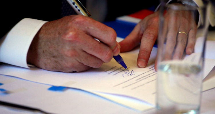 Hombre firmando contrato