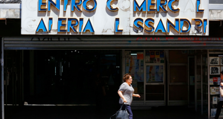 Persona caminando fuera de galería