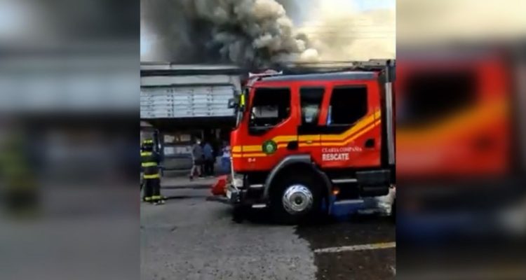 Incendio en Chillán: Bomberos combate siniestro en pleno centro