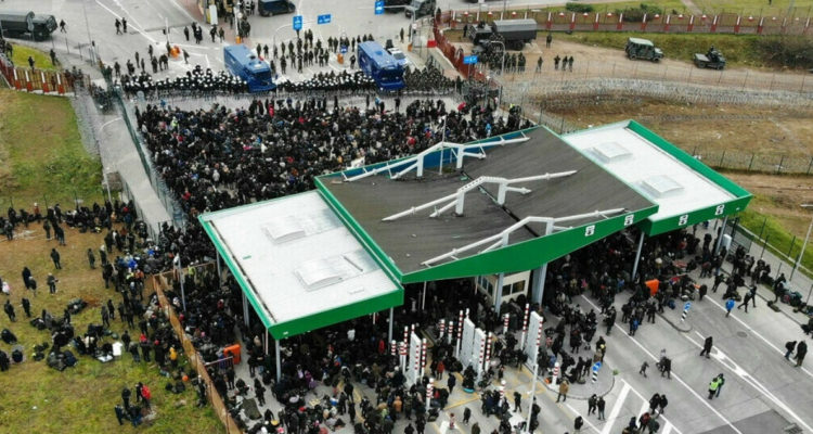 Polonia anuncia la construcción de un muro en su frontera para frenar crisis migratoria