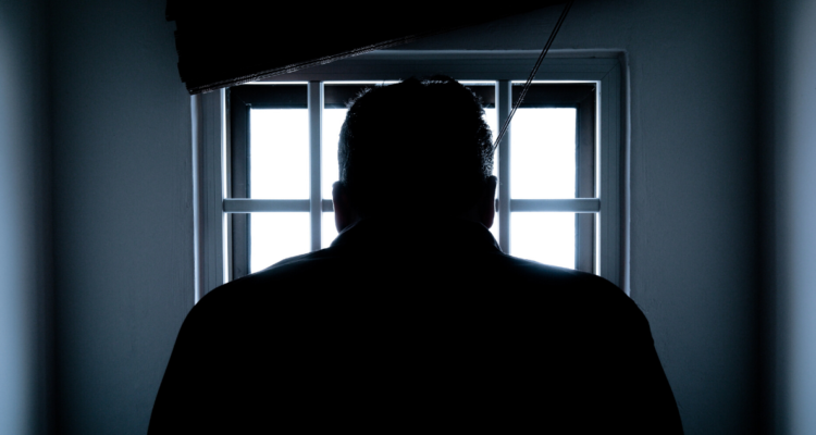 Foto de contexto de hombre en la cárcel