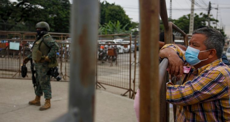 Familiares esperan fuera de la cárcel de Guayaquil.
