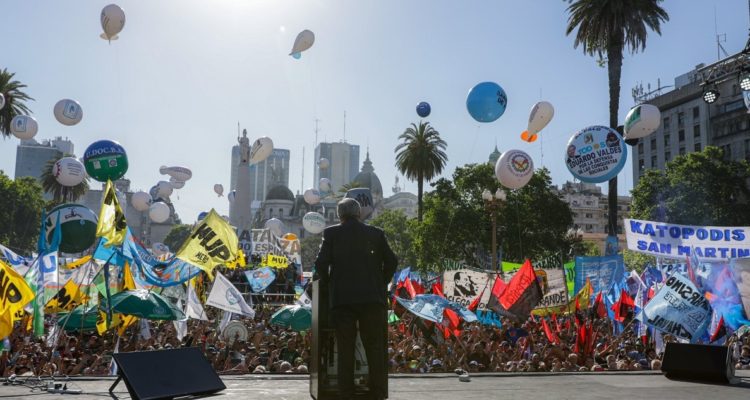 El presidente Fernández ante sus seguidores.