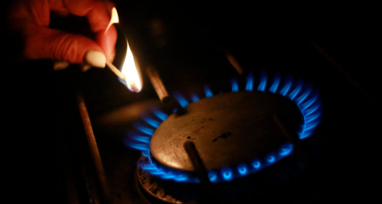 Persona enciende cocina a gas