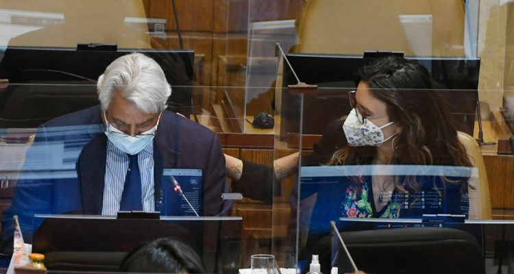 El diputado Naranjo aparece dando su discurso de 1300 páginas en la acusación constitucional contra Piñera