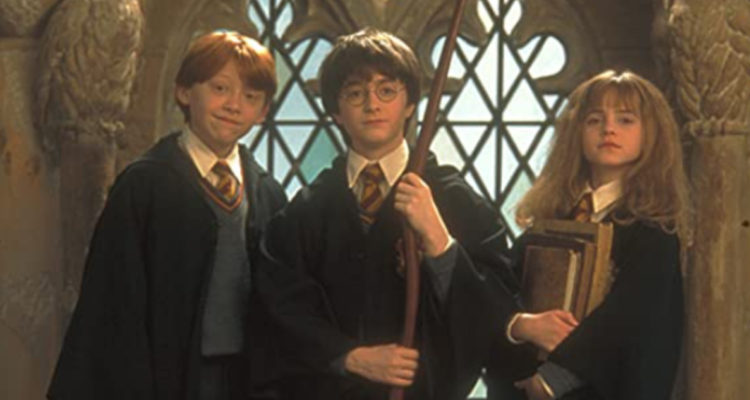 En la foto se ve a Rupert Grint, Daniel Radcliffe y Emma Watson vestidos como jóvenes brujos en su primera película.