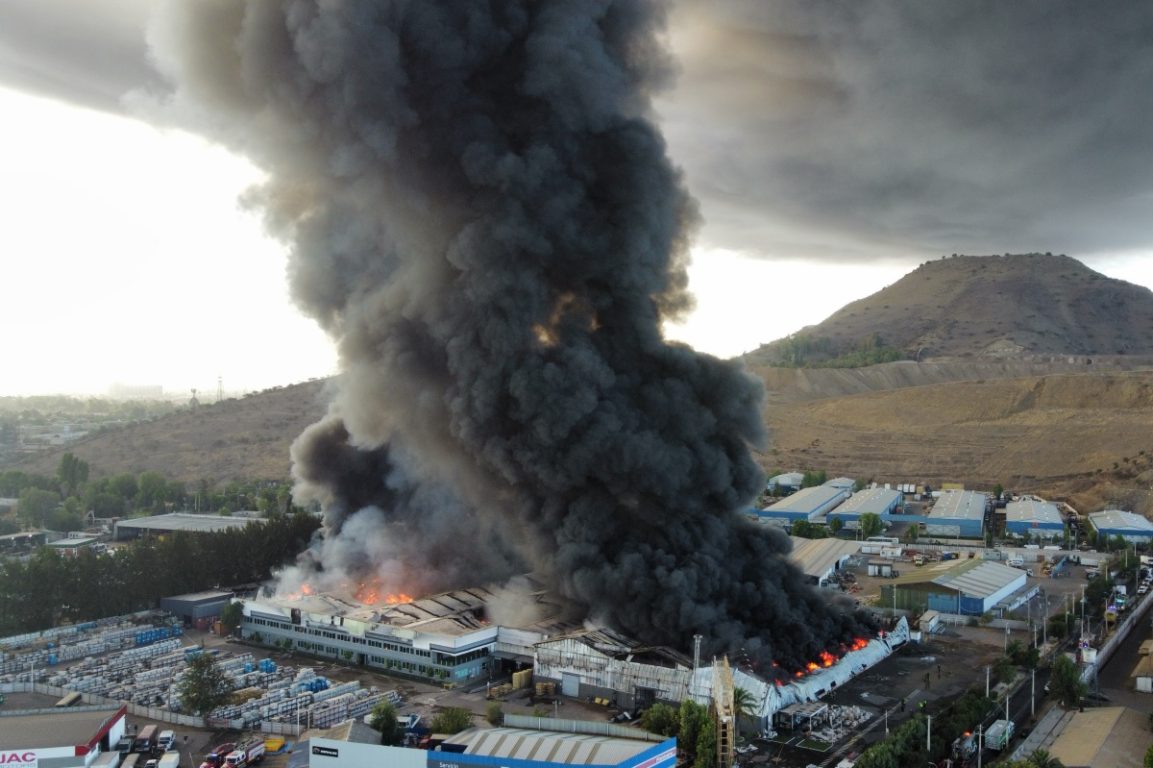 Las imágenes que deja el gigantesco incendio que consume una empresa en Quilicura