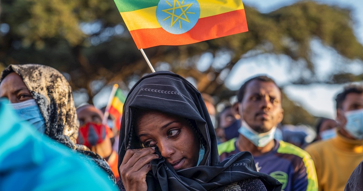 Una mujer etíope llora durante un acto en el Tigray.