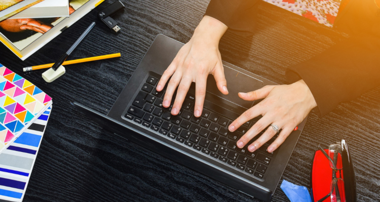 Especialista en mercado laboral sugiere que los profesionales estudien inglés antes que un postgrado