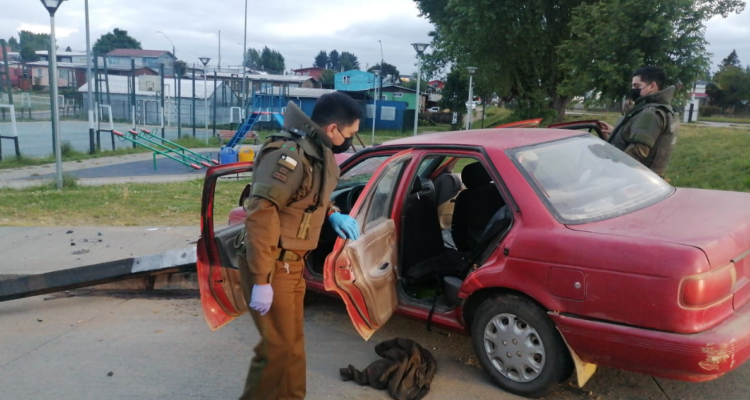 Carabinero inspeccionando vehículo.
