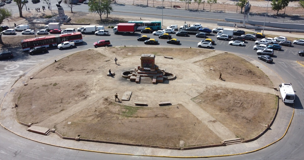 Base de piedra en Plaza Baquedano