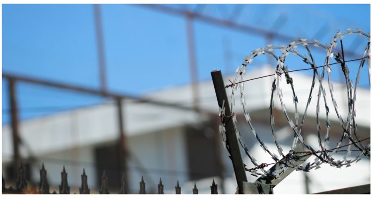 Riña en cárcel de Talca deja un interno herido y gendarme que custodiaba al lesionado es amenazado