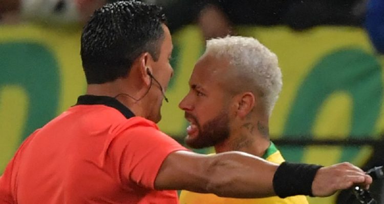 Roberto Tobar a los pechazos con Neymar.