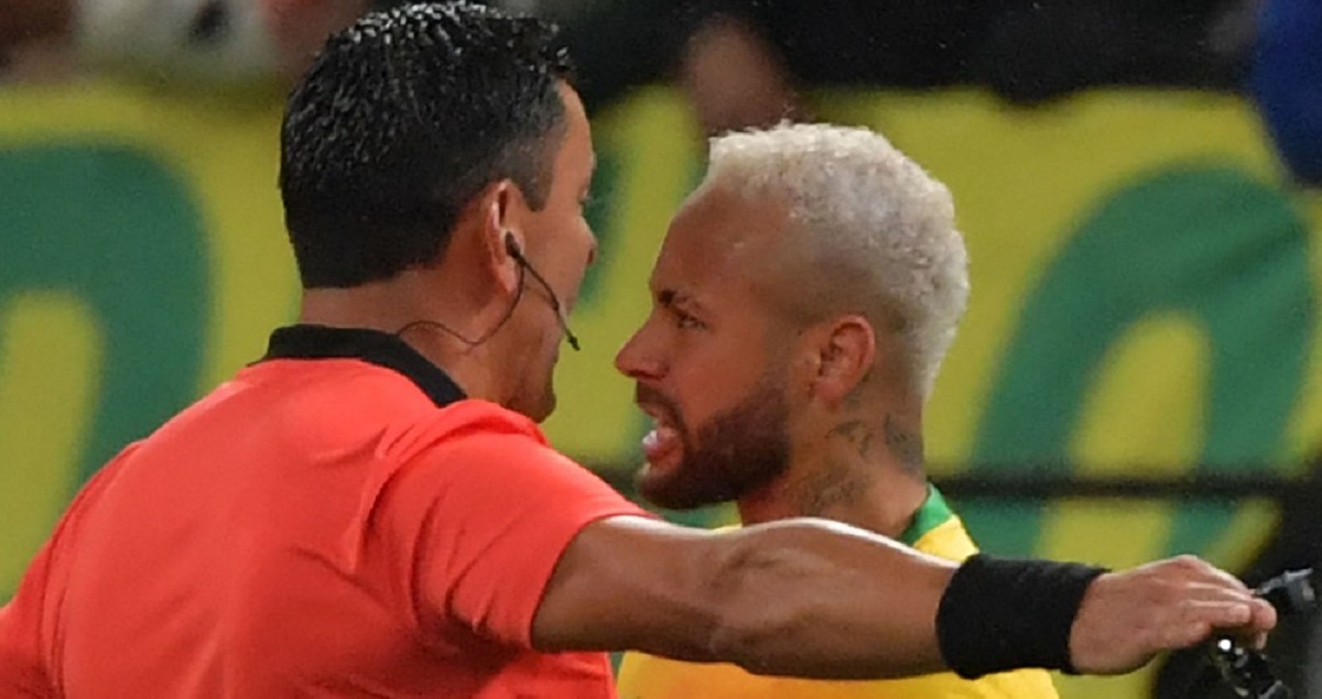 Roberto Tobar a los pechazos con Neymar.