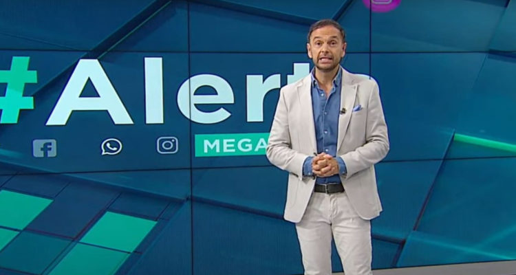 El periodista aparece de traje saludando en la mañana del domingo.